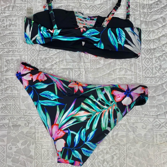 Bikini - Picture 2 of 2